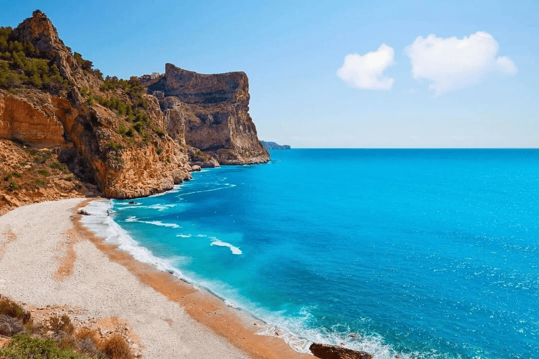 Villas, parcelas o apartamentos en la Costa Blanca Norte: cómo elegir la propiedad ideal