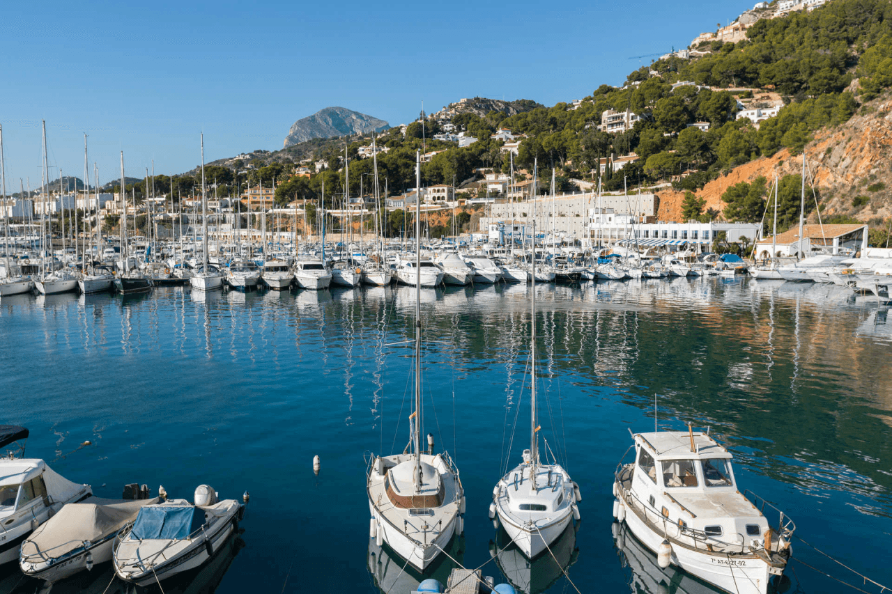Vivir cerca de puertos deportivos en la Costa Blanca Norte: guía para comprar vivienda junto al mar