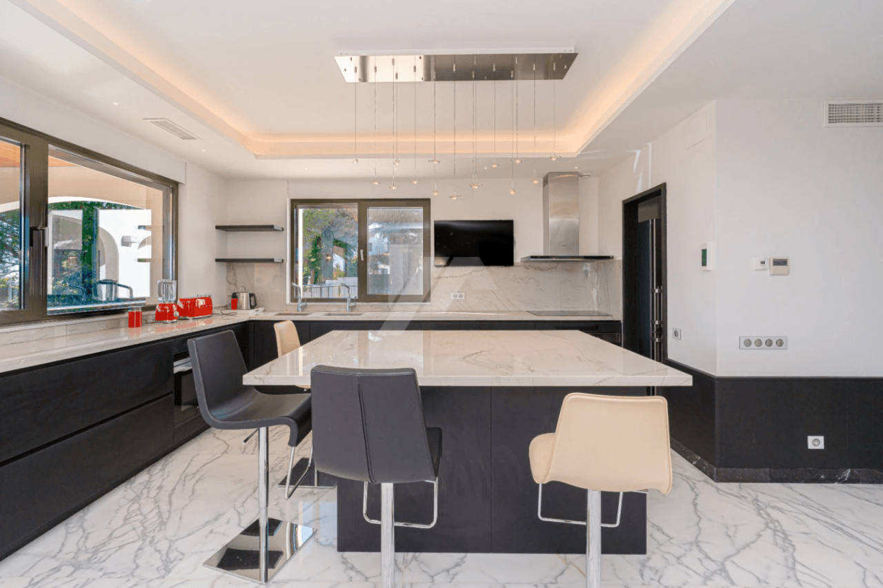 Villa de lujo en segunda línea a la venta en Moraira, con vistas al mar.