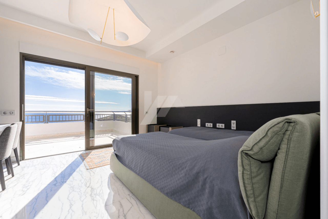 Villa de lujo en segunda línea a la venta en Moraira, con vistas al mar.