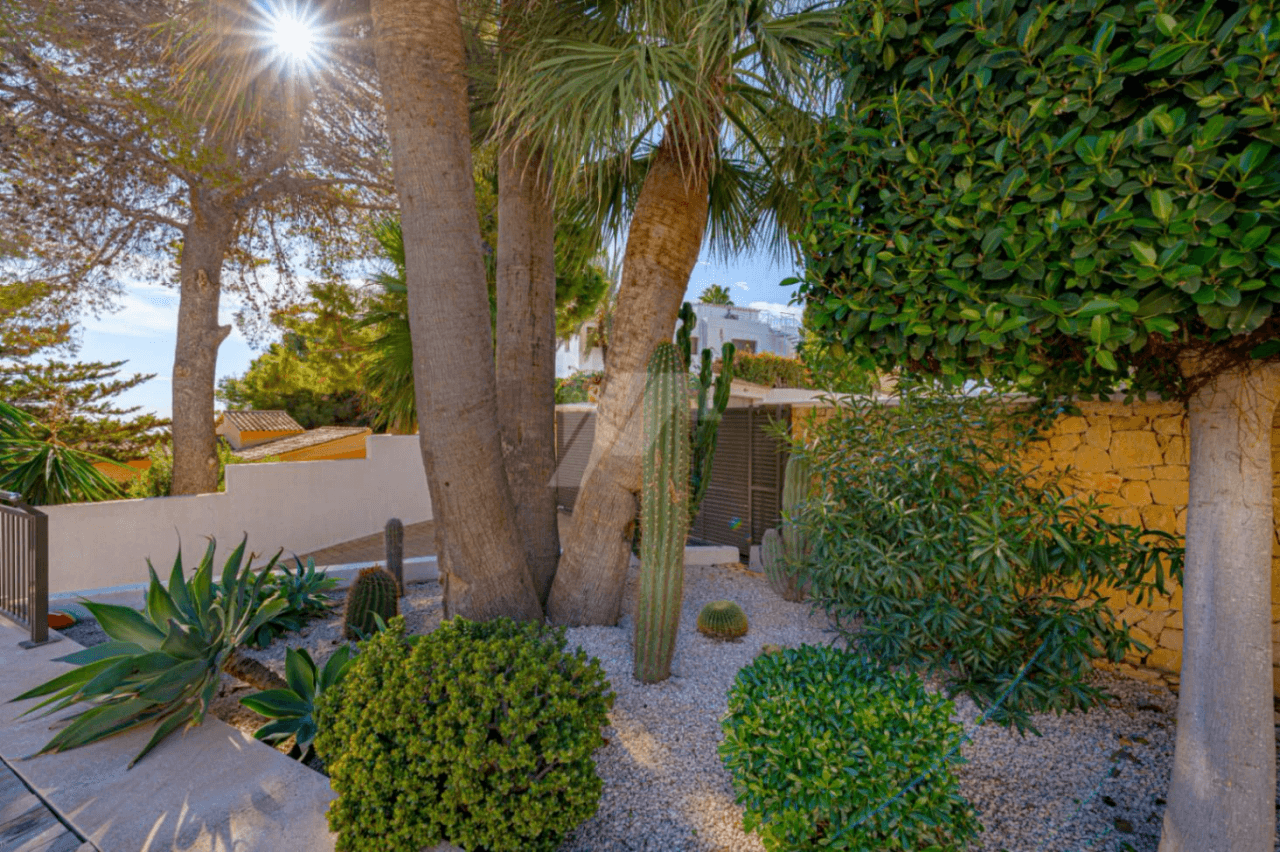 Villa de lujo en segunda línea a la venta en Moraira, con vistas al mar.