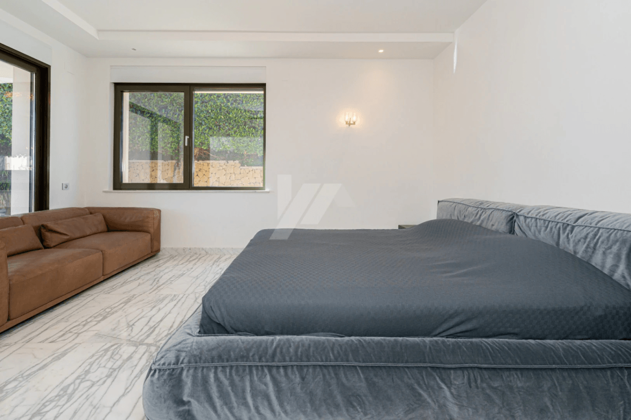 Villa de lujo en segunda línea a la venta en Moraira, con vistas al mar.