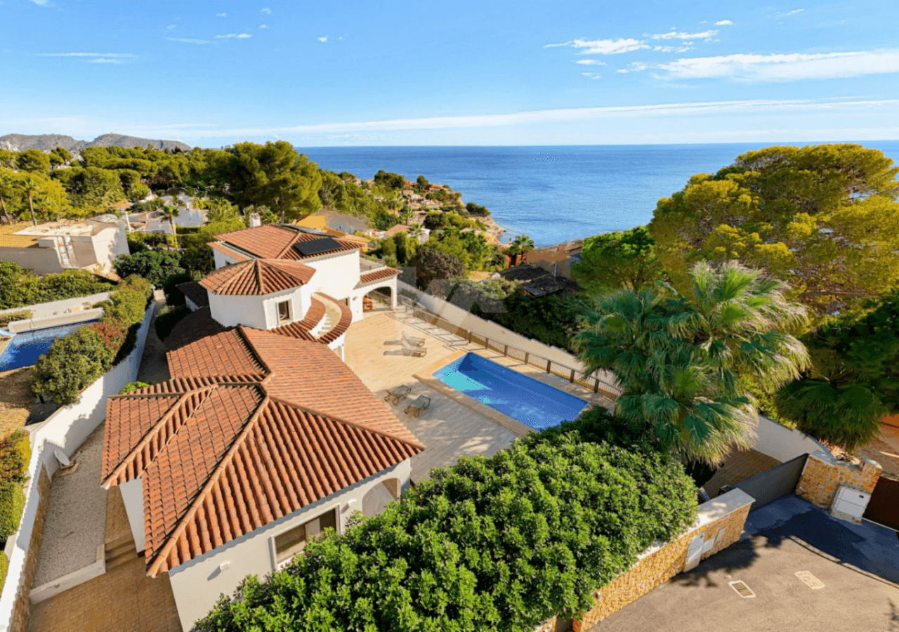 Villa de lujo en segunda línea a la venta en Moraira, con vistas al mar.