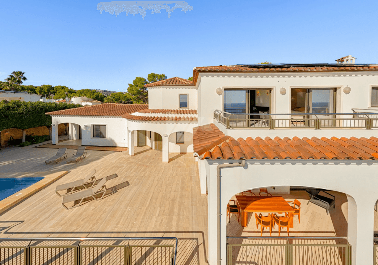 Villa de lujo en segunda línea a la venta en Moraira, con vistas al mar.