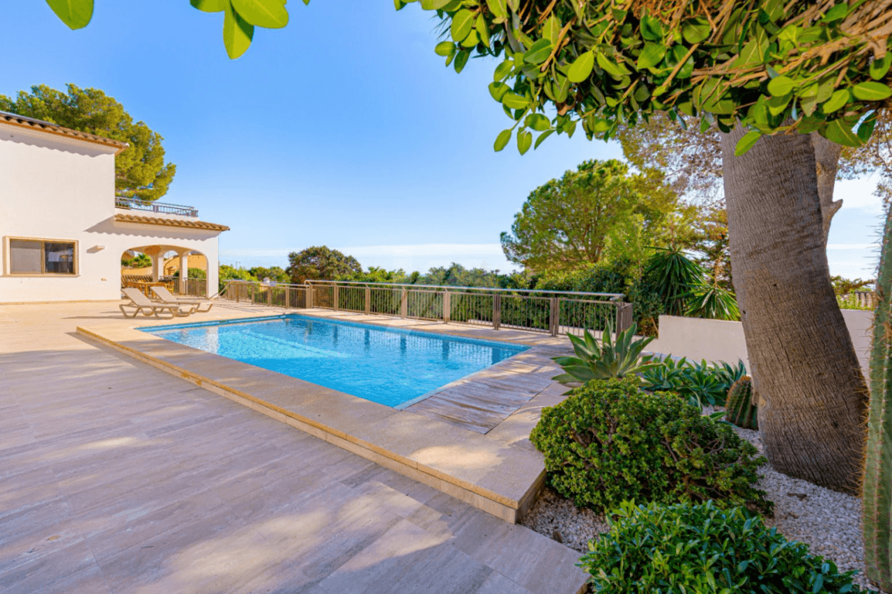 Villa de lujo en segunda línea a la venta en Moraira, con vistas al mar.