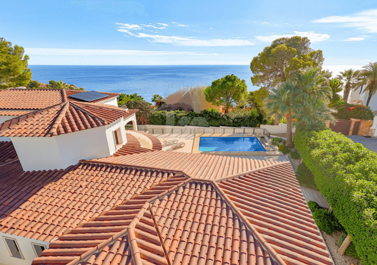 Villa de lujo en segunda línea a la venta en Moraira, con vistas al mar.
