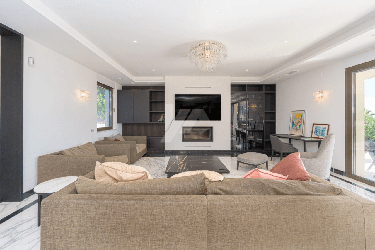 Villa de lujo en segunda línea a la venta en Moraira, con vistas al mar.