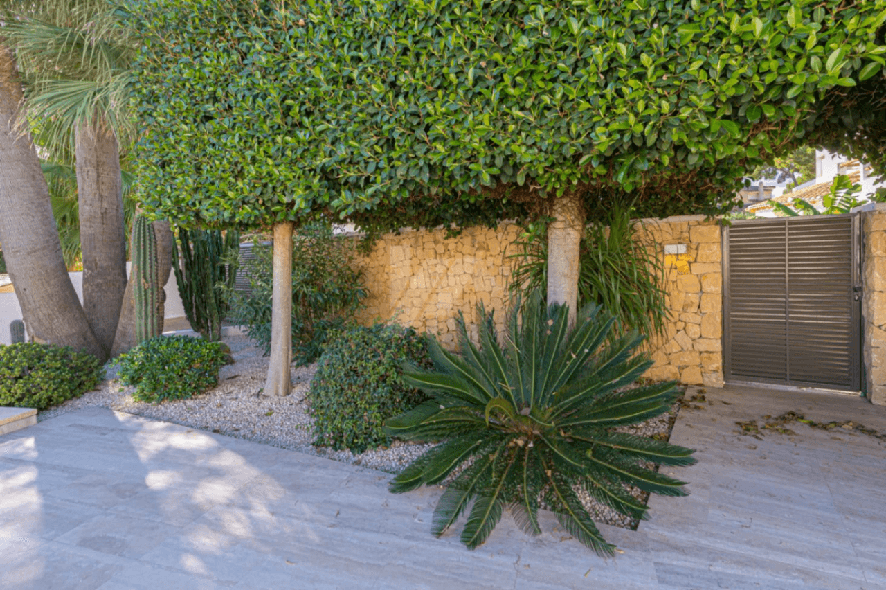 Villa de lujo en segunda línea a la venta en Moraira, con vistas al mar.