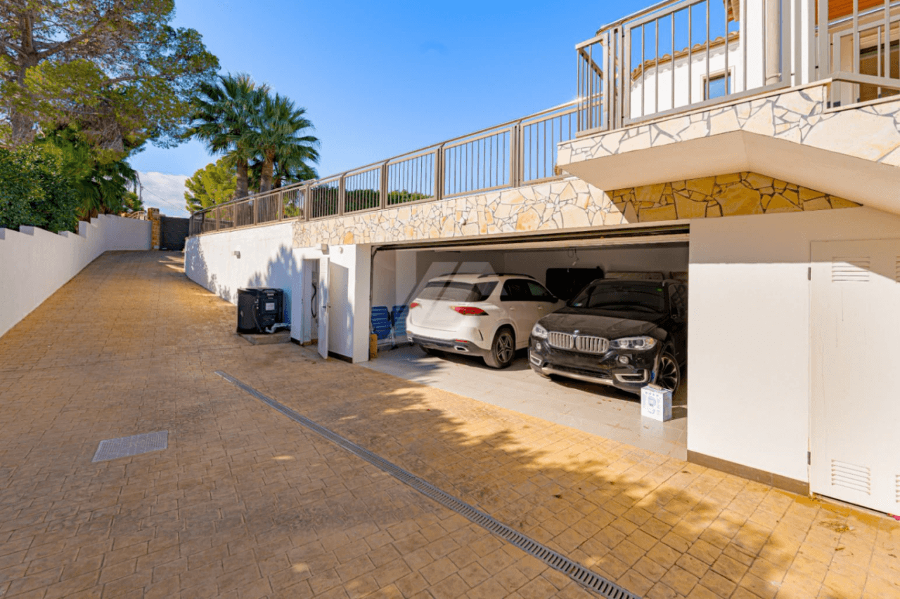 Villa de lujo en segunda línea a la venta en Moraira, con vistas al mar.
