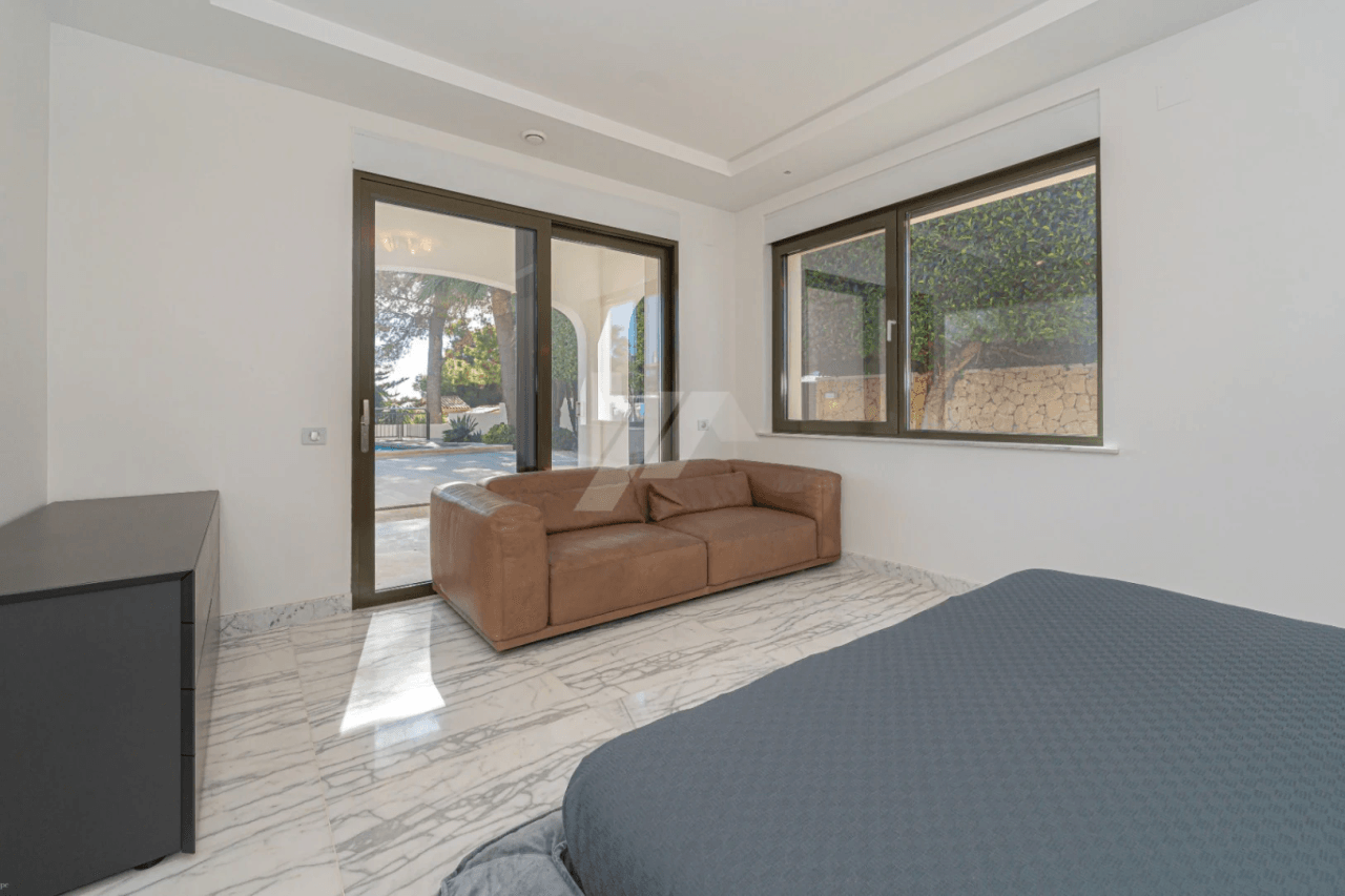 Villa de lujo en segunda línea a la venta en Moraira, con vistas al mar.