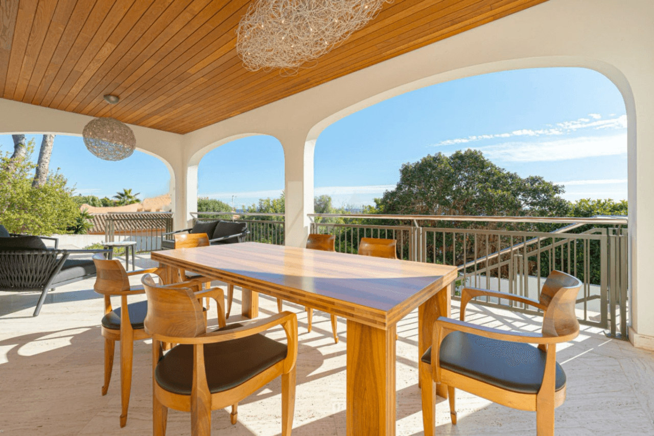 Villa de lujo en segunda línea a la venta en Moraira, con vistas al mar.