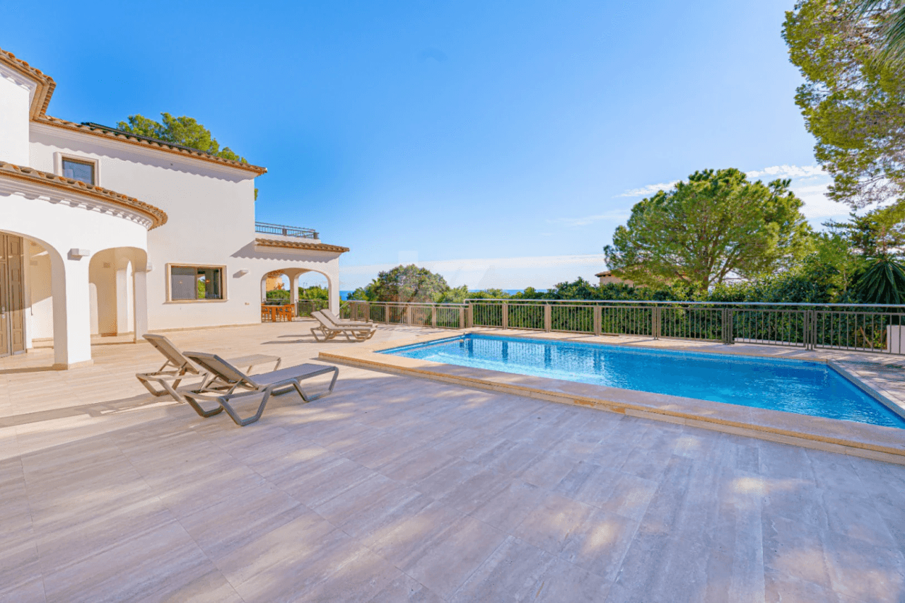 Villa de lujo en segunda línea a la venta en Moraira, con vistas al mar.