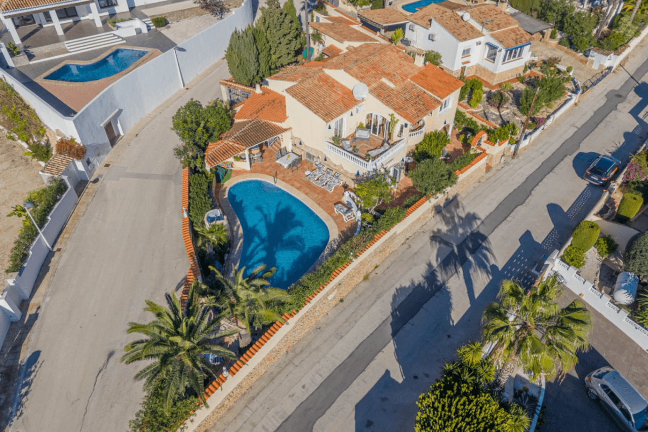 Villa en venta con 4 dormitorios en Benimeit, Moraira.