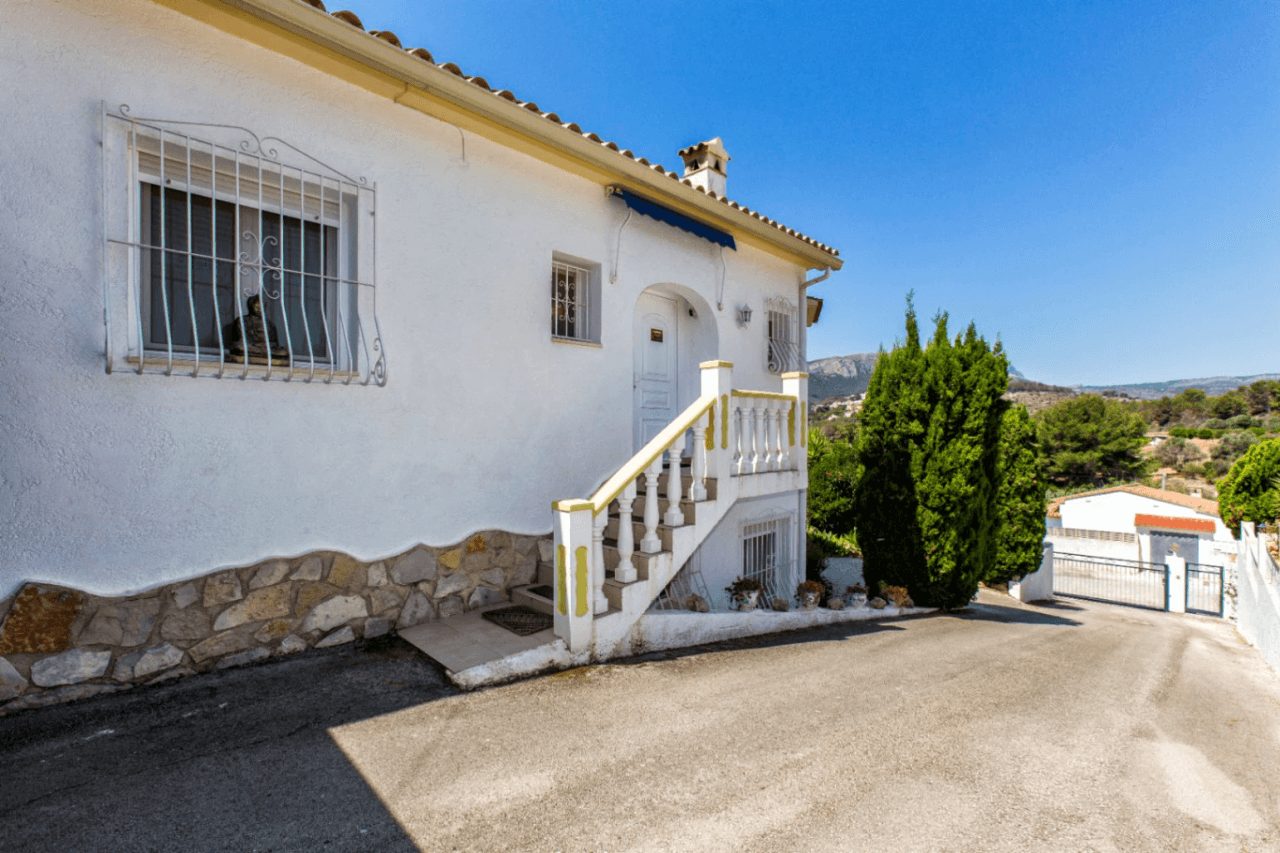 Villa tranquila con vistas a la montaña en venta en Calpe