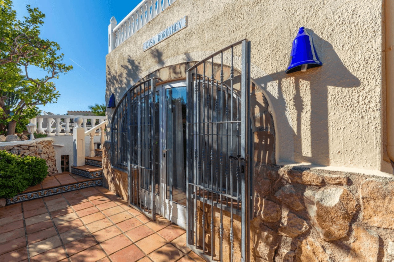 Villa en venta con 4 dormitorios en Benimeit, Moraira.