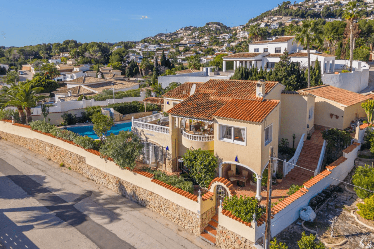 Villa en venta con 4 dormitorios en Benimeit, Moraira.