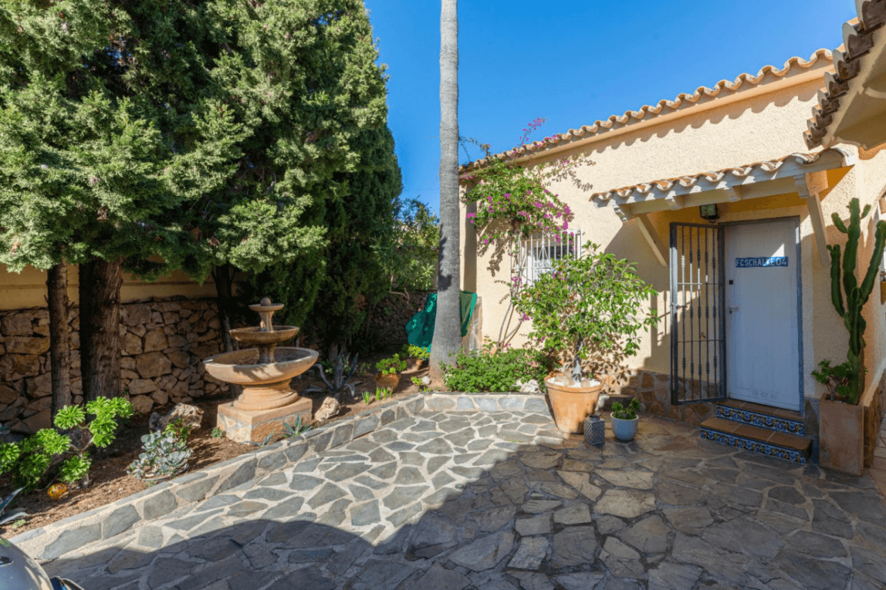 Villa en venta con 4 dormitorios en Benimeit, Moraira.