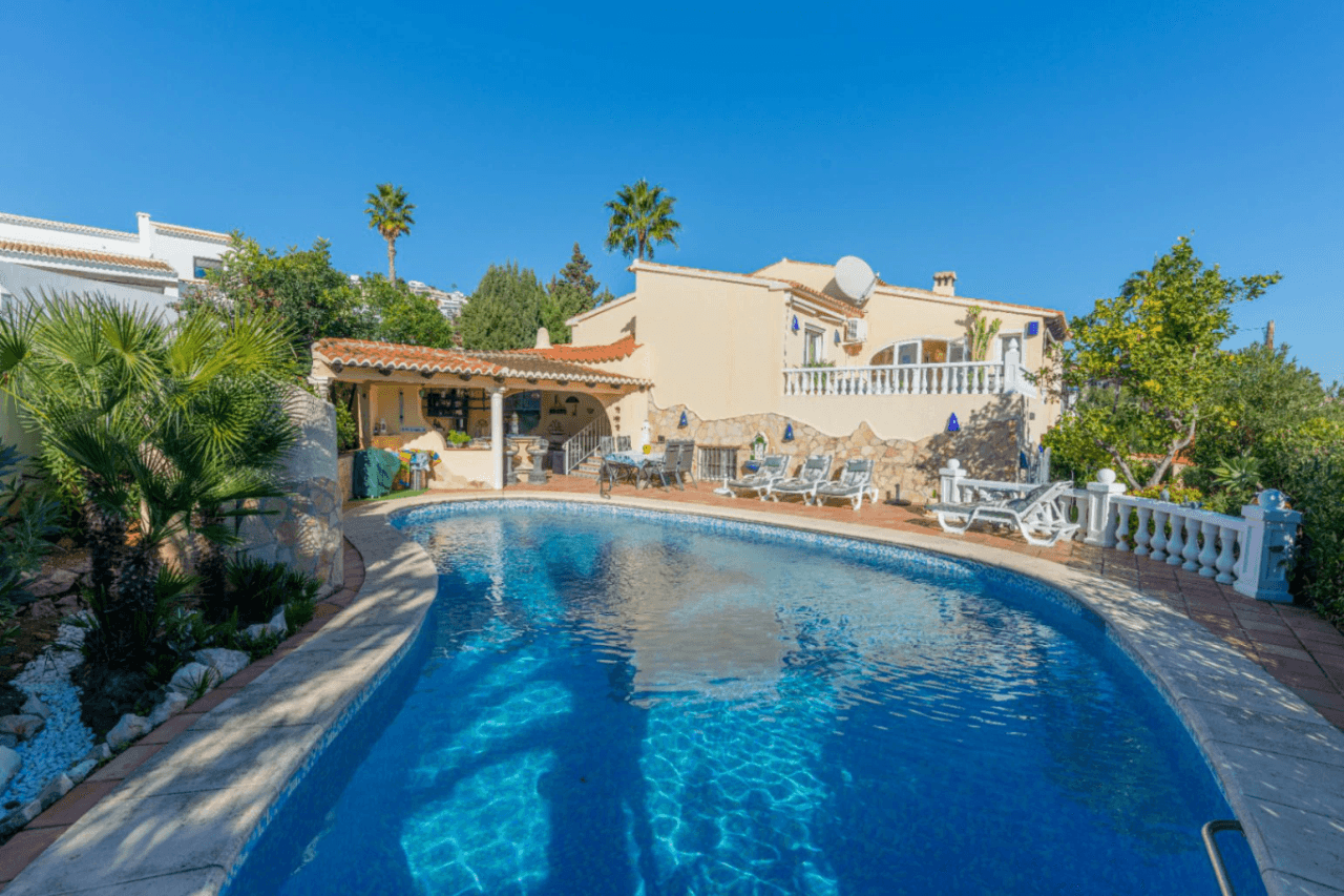 Villa en venta con 4 dormitorios en Benimeit, Moraira.
