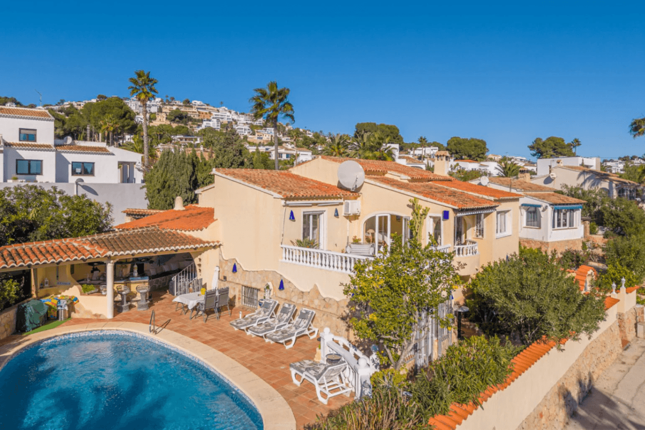 Villa en venta con 4 dormitorios en Benimeit, Moraira.