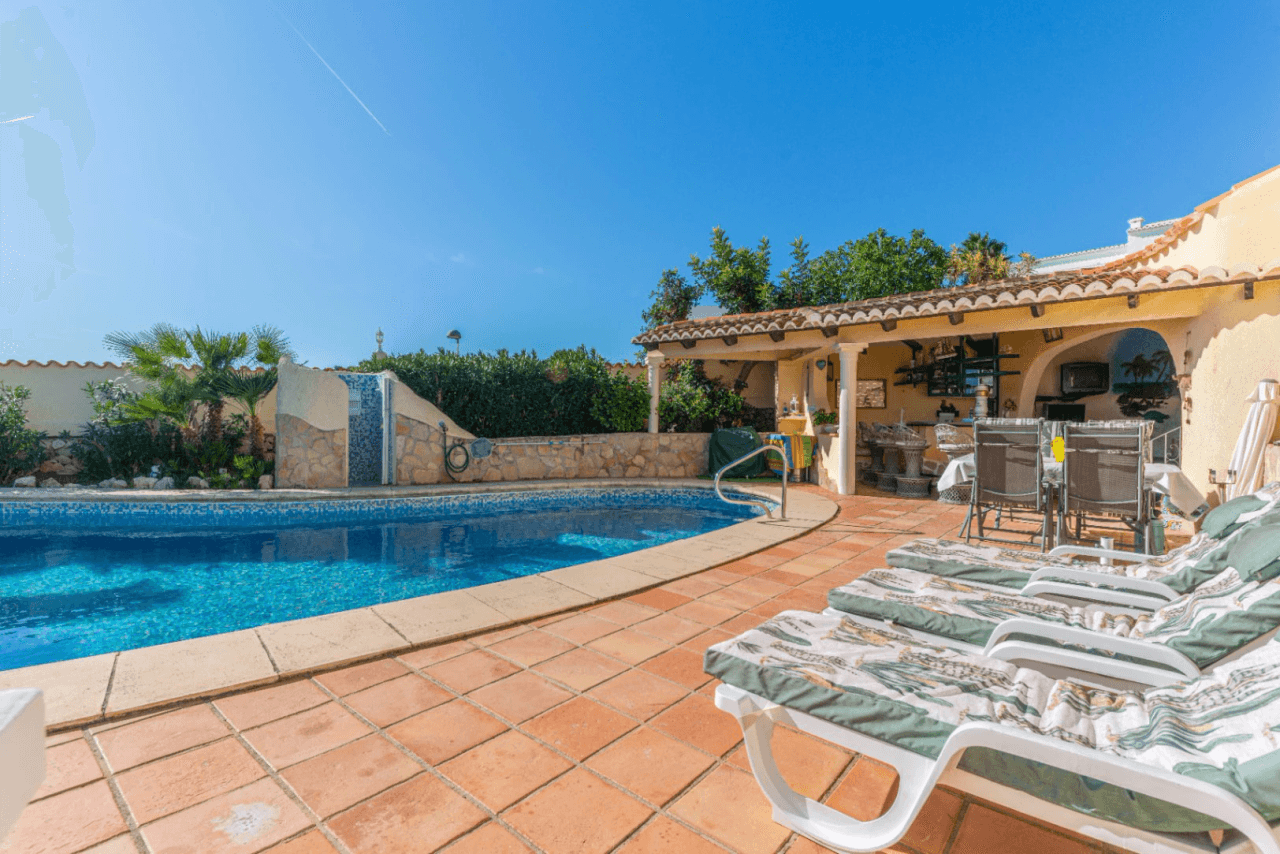 Villa en venta con 4 dormitorios en Benimeit, Moraira.