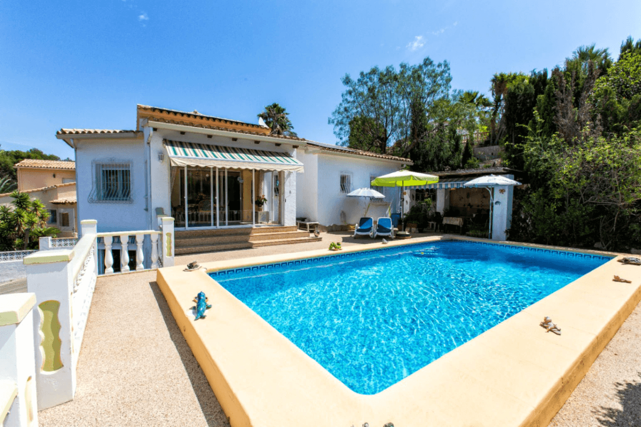 Villa tranquila con vistas a la montaña en venta en Calpe