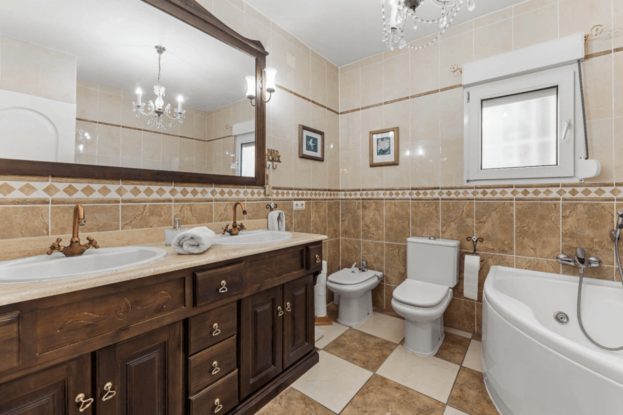 Villa en venta con 4 dormitorios en Benimeit, Moraira.
