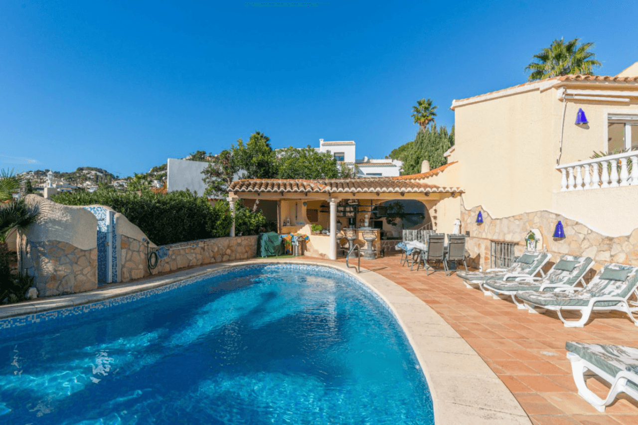 Villa en venta con 4 dormitorios en Benimeit, Moraira.