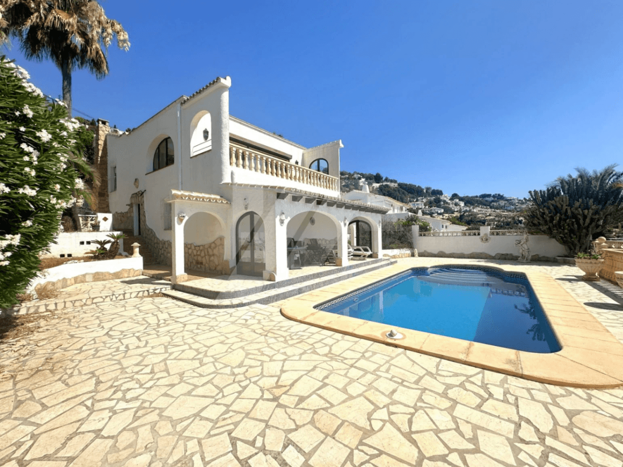 Villa en venta en Moraira con vistas espectaculares al mar.