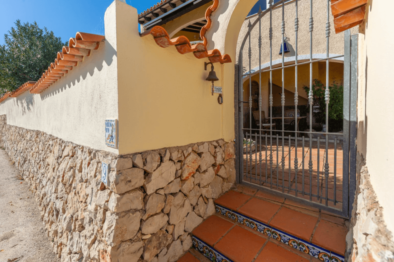 Villa en venta con 4 dormitorios en Benimeit, Moraira.