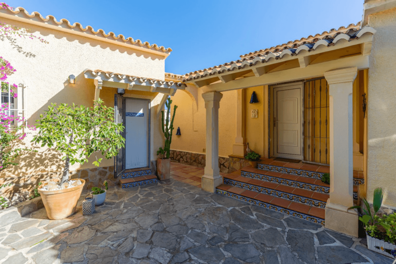 Villa en venta con 4 dormitorios en Benimeit, Moraira.