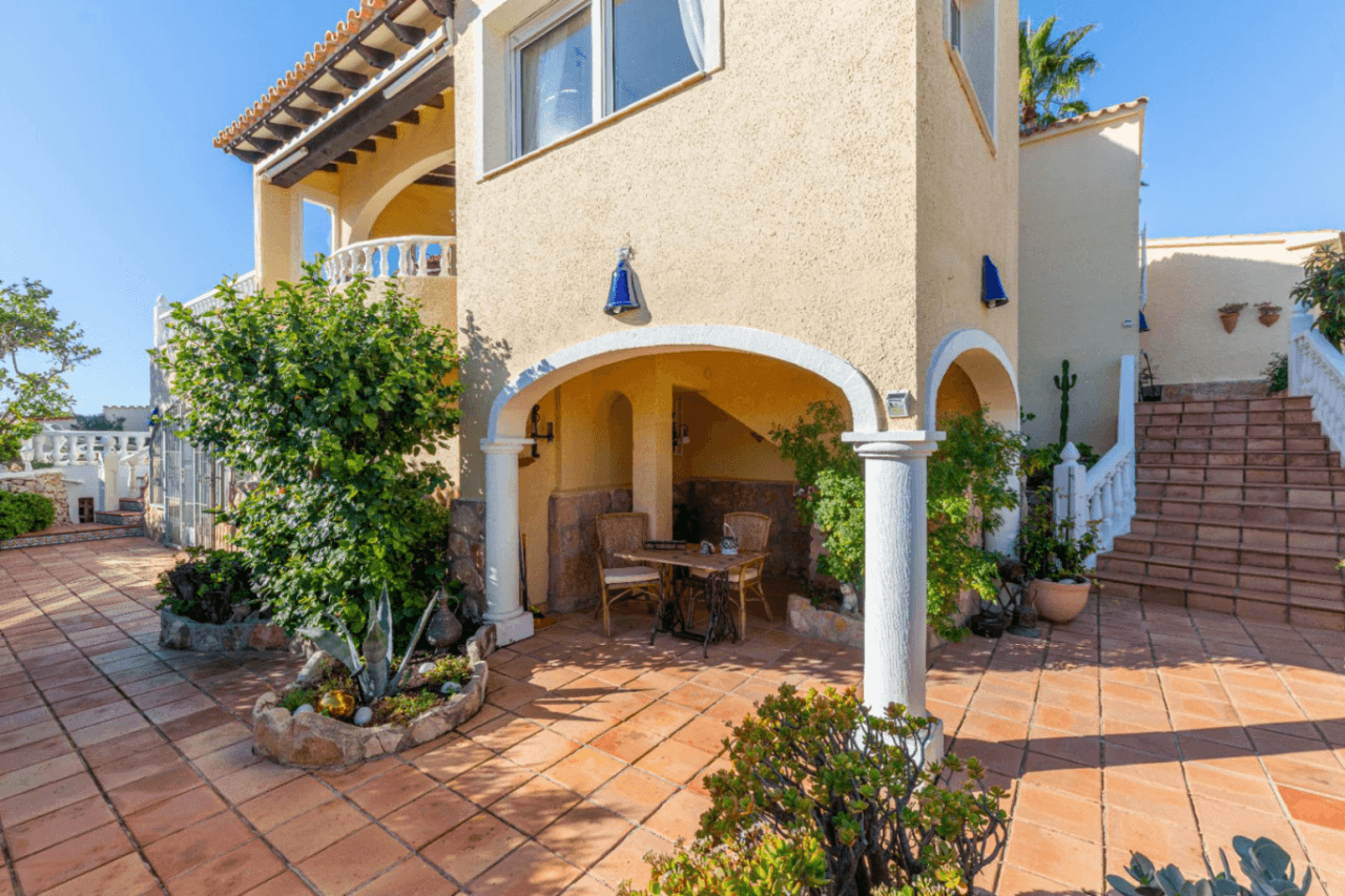 Villa en venta con 4 dormitorios en Benimeit, Moraira.