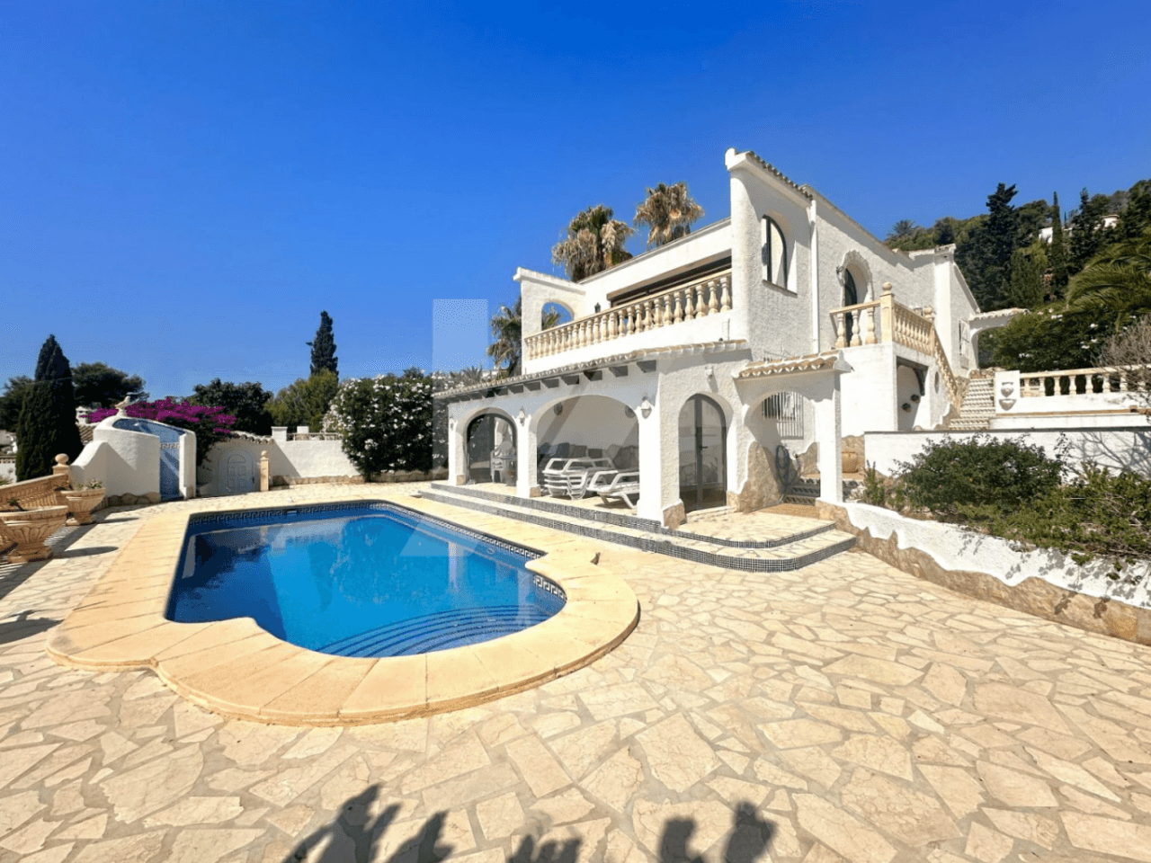 Villa en venta en Moraira con vistas espectaculares al mar.