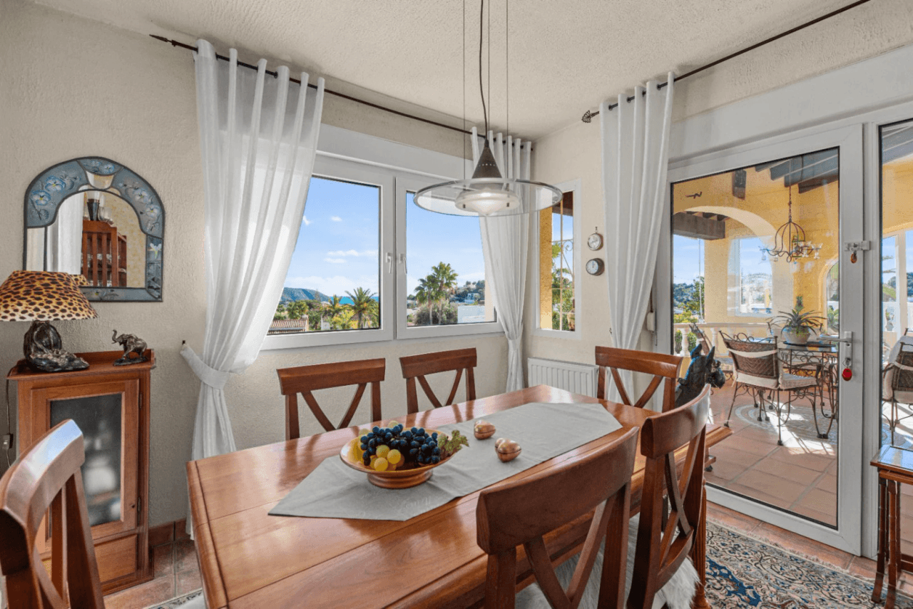 Villa en venta con 4 dormitorios en Benimeit, Moraira.