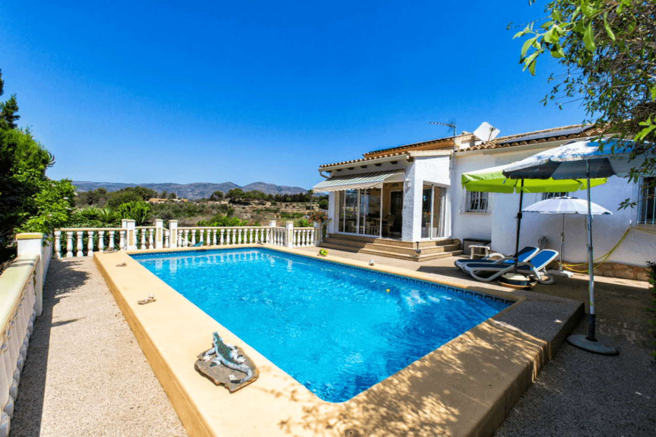 Villa tranquila con vistas a la montaña en venta en Calpe