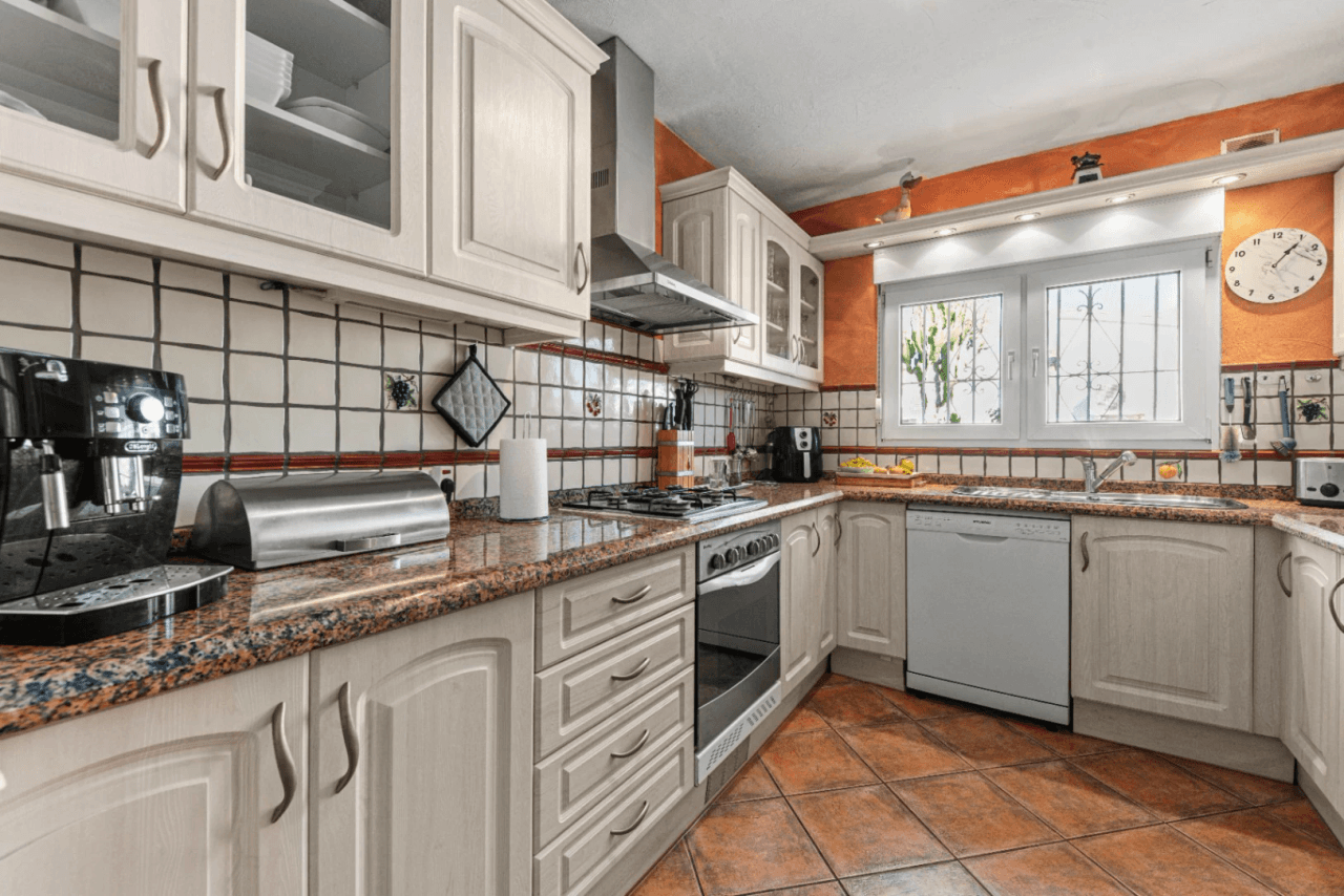 Villa en venta con 4 dormitorios en Benimeit, Moraira.