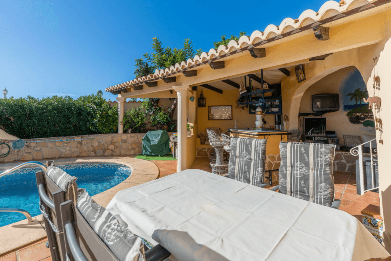 Villa en venta con 4 dormitorios en Benimeit, Moraira.