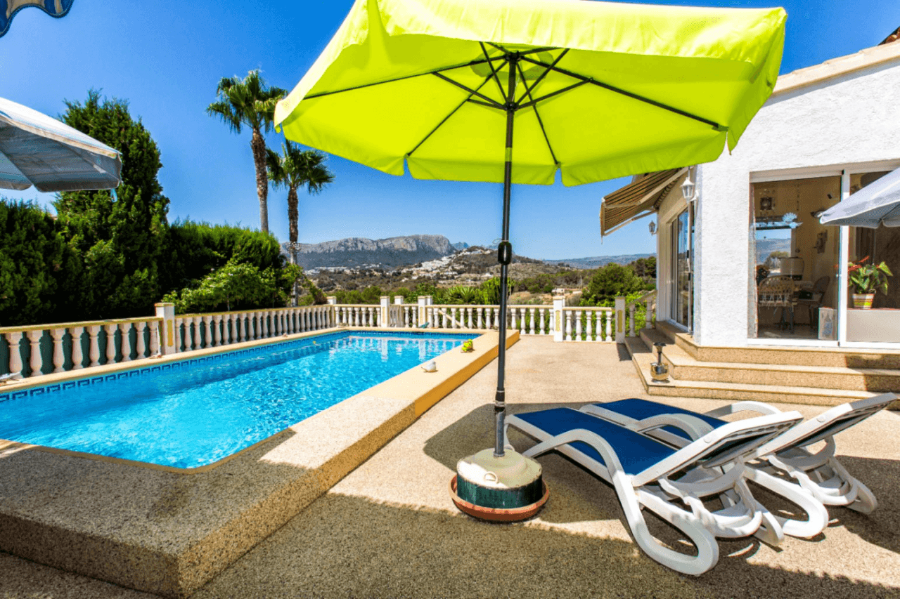 Villa tranquila con vistas a la montaña en venta en Calpe