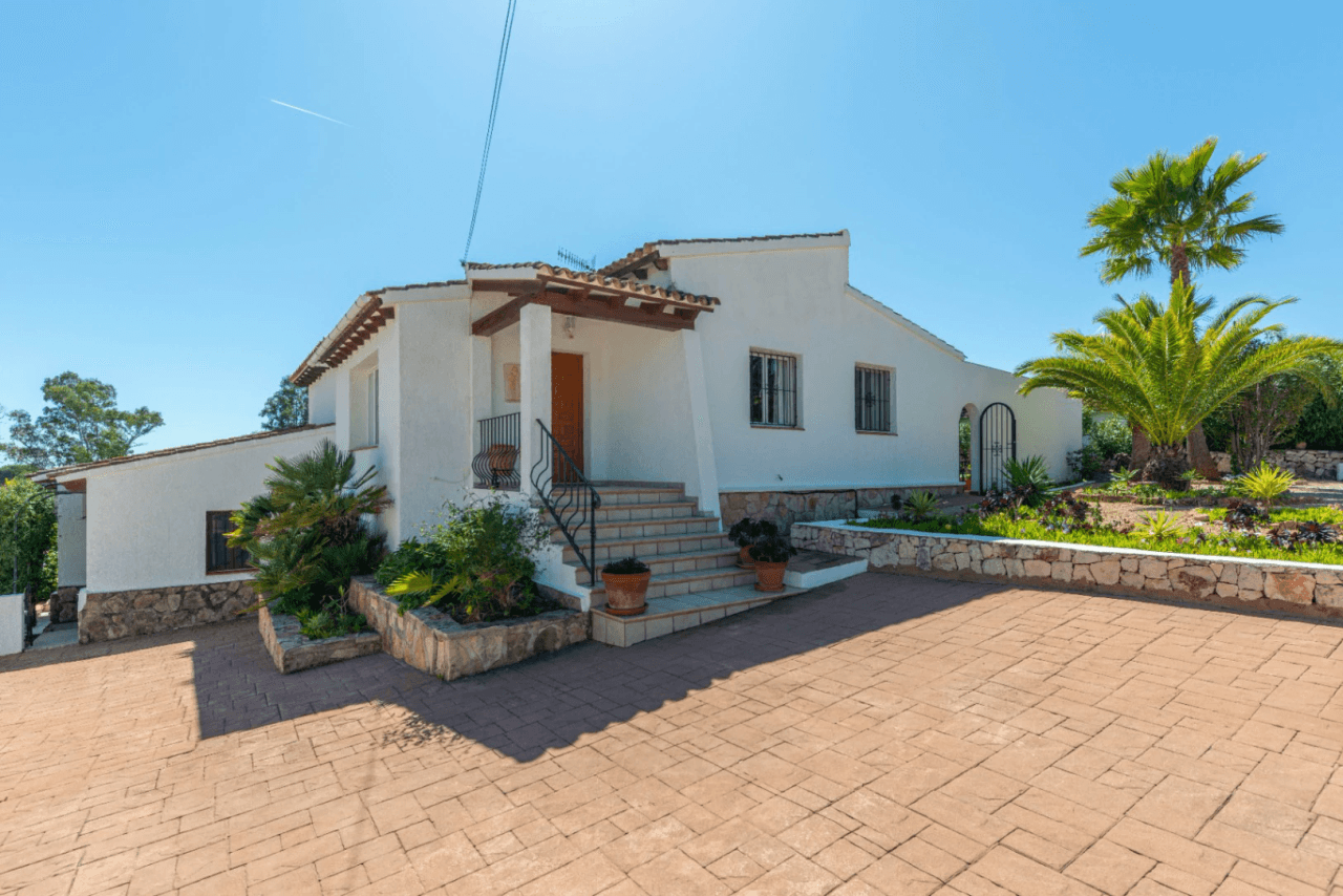 Villa en venta en Moraira con 4 dormitorios y piscina privada