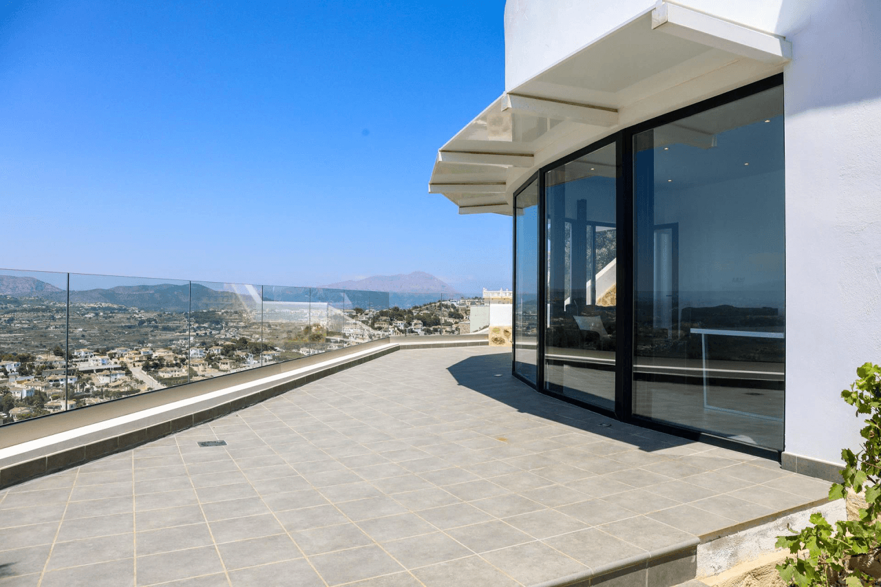 Cumbre del Sol villa moderna con impresionantes vistas al mar