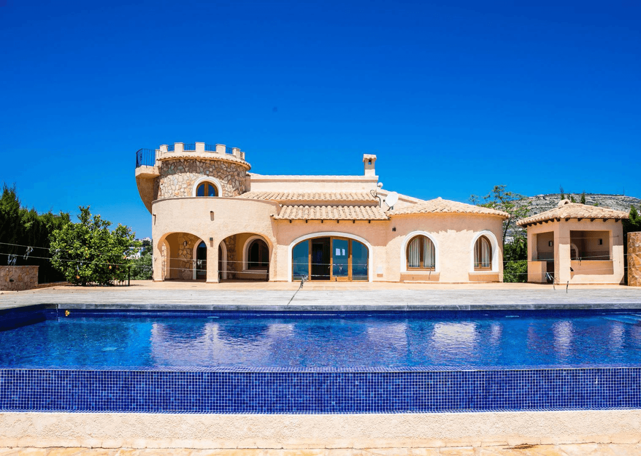 Cumbre del Sol villa reformada en primera línea con espectaculares vistas al mar