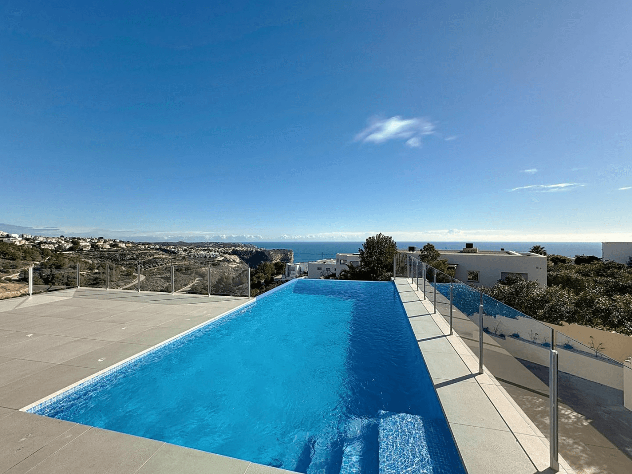 Cumbre del Sol impresionante villa moderna con espectaculares vistas al mar