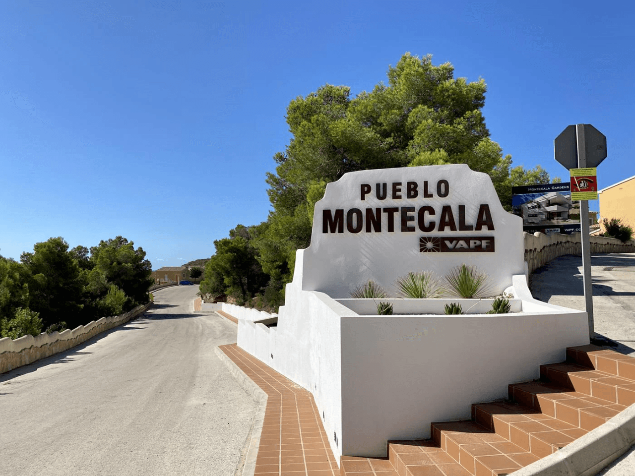 Cumbre del Sol apartamento moderno con jardín privado