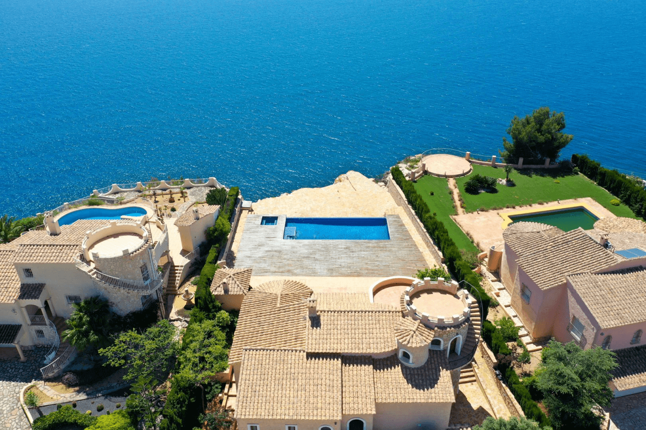 Cumbre del Sol villa reformada en primera línea con espectaculares vistas al mar