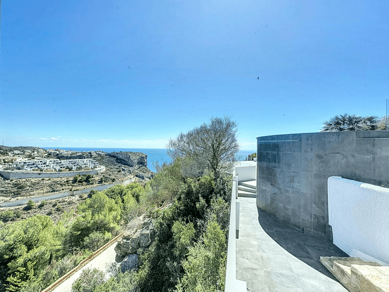 Cumbre del Sol villa reformada con impresionantes vistas al mar