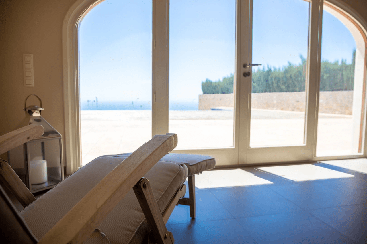 Cumbre del Sol villa reformada en primera línea con espectaculares vistas al mar