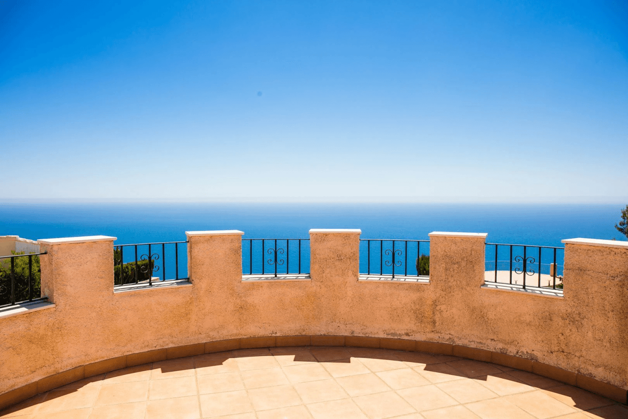 Cumbre del Sol villa reformada en primera línea con espectaculares vistas al mar