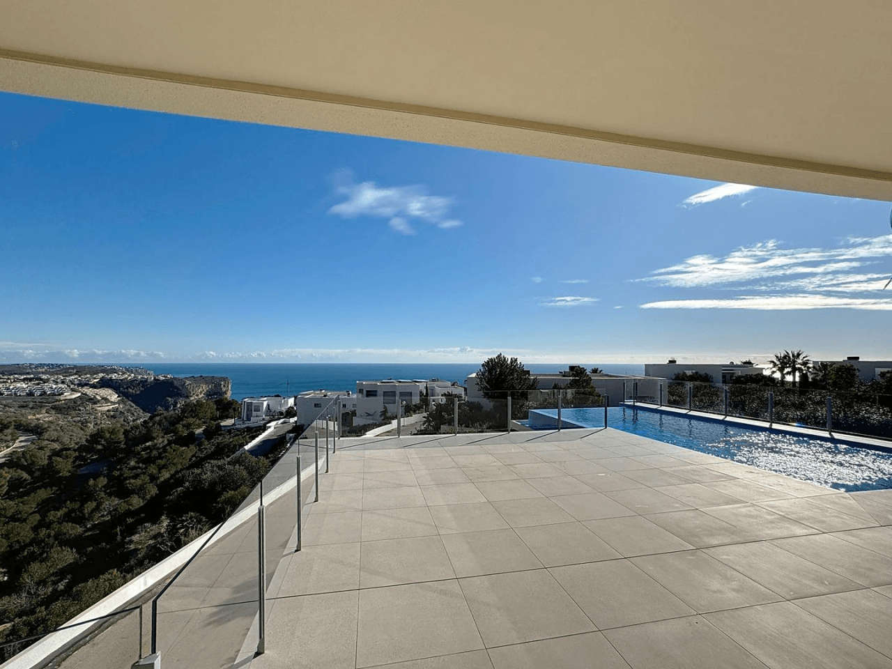 Cumbre del Sol impresionante villa moderna con espectaculares vistas al mar