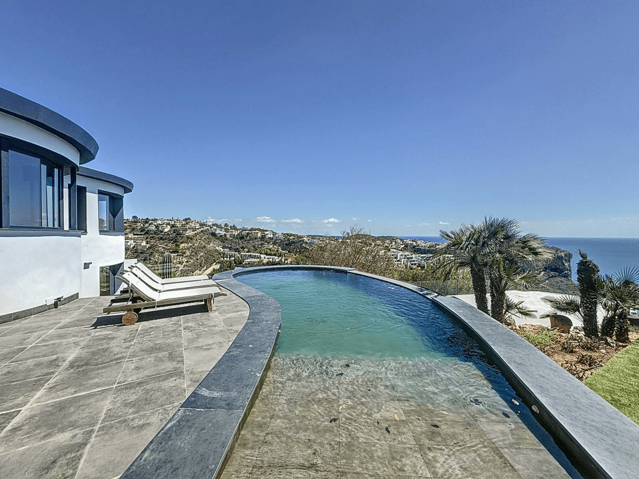 Cumbre del Sol villa reformada con impresionantes vistas al mar