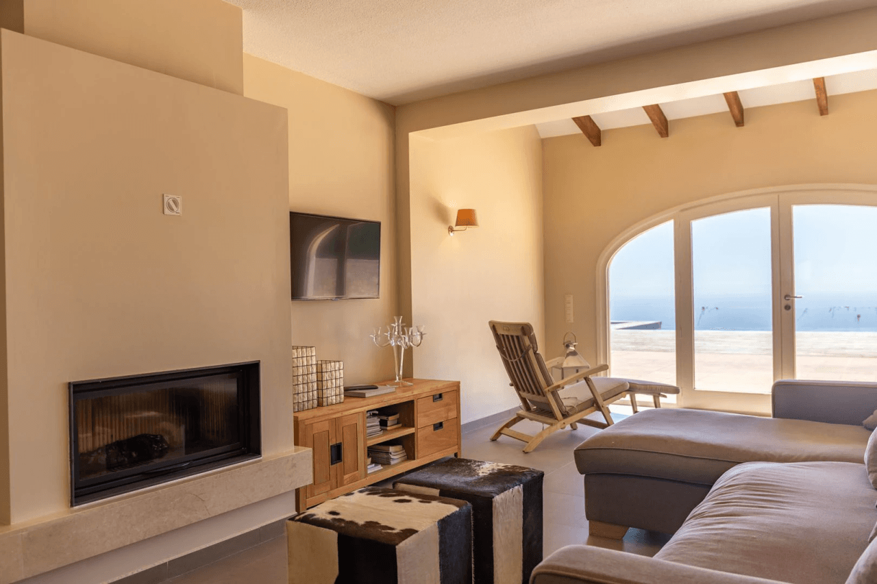 Cumbre del Sol villa reformada en primera línea con espectaculares vistas al mar
