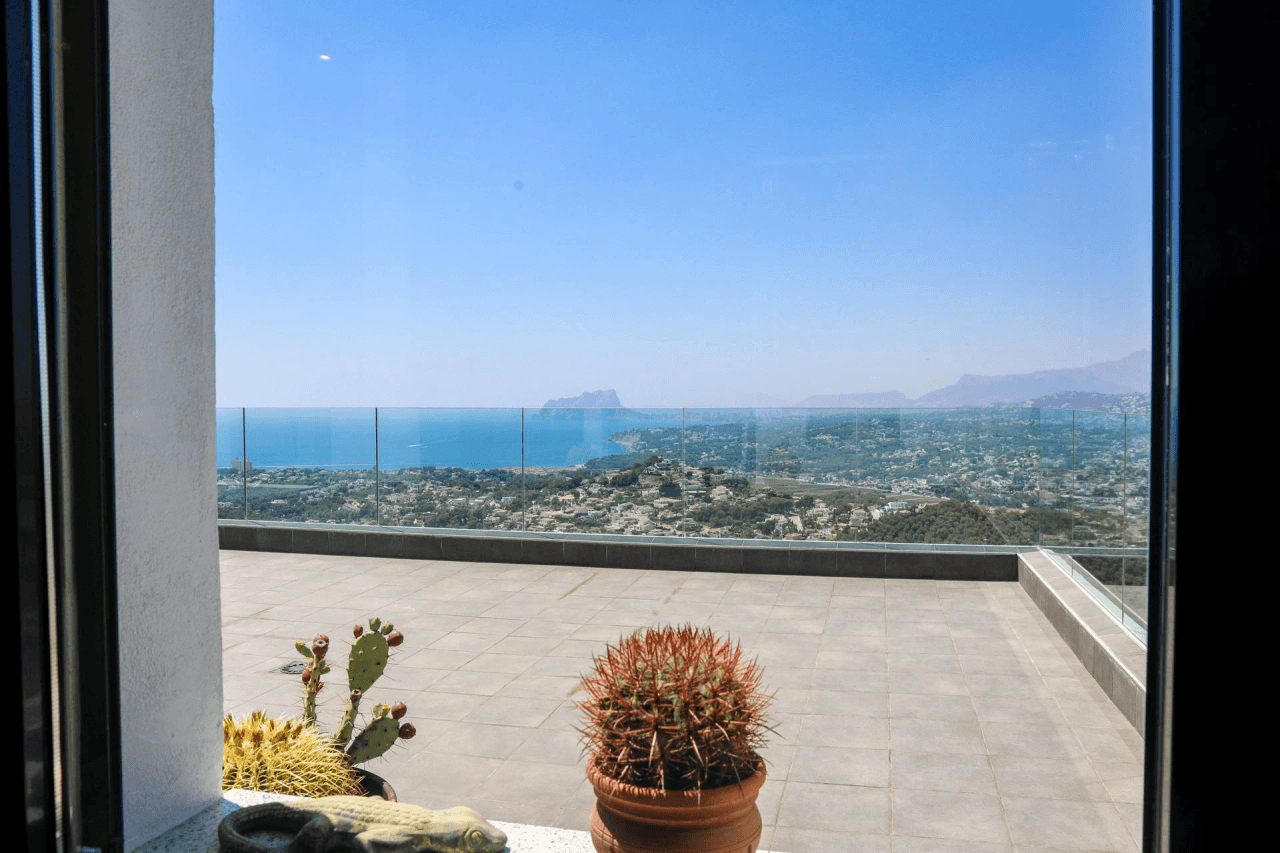 Cumbre del Sol villa moderna con impresionantes vistas al mar